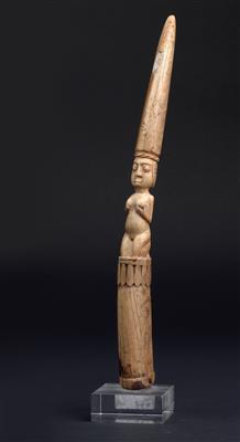 Yoruba, Nigeria: Ein Orakel-Zeigestab 'Iroke Ifa', aus Elfenbein, mit einer knienden Frauen-Figur. - Stammeskunst/Tribal-Art