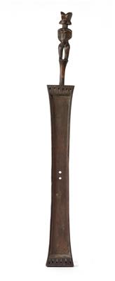 Zaramo, Tanzania: A trough zither with a standing female figure on the handle. - Mimoevropské a domorodé umění