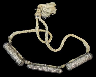 Afghanistan, aus dem Gebiet von Herat: Eine Halskette mit Amulett-Behältern  aus Silber, mit Inschriften. - Stammeskunst / Tribal-Art 02.11.2015 -  Rufpreis: EUR 250 - Dorotheum