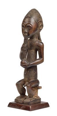 Baule, Ivory Coast: A sitting, male figure with long beard, representing a ‘bush spirit’ (‘Asie usu’). - Tribal Art