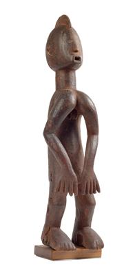 Chamba, Nigeria: Eine seltene, große, weibliche Figur der Chamba, mit alter, krustig-glänzender Patina. - Stammeskunst / Tribal-Art