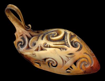 Dayak, Borneo, Sarawak (Malaysia): Ein seltener Ohrring eines Kriegers der Iban-Dayak, aus dem Schnabel-Aufsatz eines Nashornvogels geschnitten. - Stammeskunst / Tribal-Art