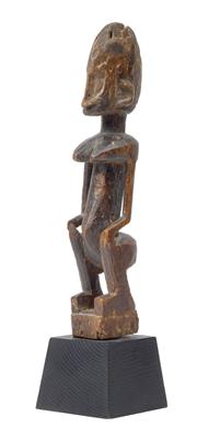 Dogon, Mali: Eine weibliche Ahnen-Figur, mit dunkler Glanz-Patina. - Stammeskunst / Tribal-Art