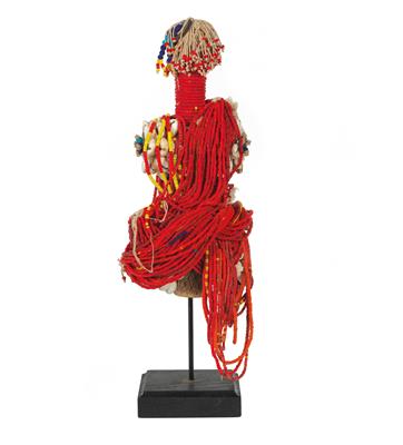 Fali, Nord-Kamerun: Eine Fruchtbarkeits-Puppe der Fali, reich mit Glasperlen-Ketten und Kauri-Schnecken geschmückt. - Stammeskunst / Tribal-Art