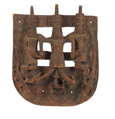 Königreich Benin, Nigeria: Eine große, alte Relief-Platte aus Holz, die einen König von Benin (‘Oba’) in der Mitte zeigt, flankiert von zwei Begleitern. Mit weiteren Symbolen. Um 1900. - Stammeskunst / Tribal-Art