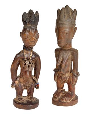 Mixed lot (2 items): Yoruba, Nigeria: Two twin figures 'Ibeji', one female, one male, both wear a similar hairstyle with five points each. Style: Ilobu, Oyo and Ede, Oyo. Both stylistic types are rare. - Mimoevropské a domorodé umění