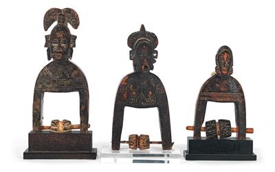 Konvolut (3 Stücke): Senufo, Elfenbeinküste, Ghana, Burkina Faso, Mali: Drei alte Webrollen-Halter der Senufo, alle drei tragen 'Kpelie-Masken'! - Stammeskunst / Tribal-Art