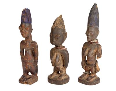 Mixed lot (3 items), Yoruba, Nigeria: Three ‘Ibeji’ twin figures, two female, one male. With age-related damage. Style: 1 x Erin, Oyo (small) and 2 x Oke Onigbin, Igbomina. - Mimoevropské a domorodé umění