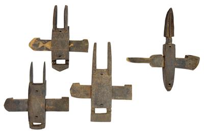 Mixed lot (4 items): Dogon and Bambara (or Bamana), Mali: Three old door locks of the Dogon and a door lock of the Bambara. All with cross-bar. - Tribal Art