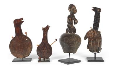 Konvolut (8 Stücke): DR Kongo: Eine Sammlung von acht Glocken aus dem Kongo, aus Holz geschnitzt, mit verschiedenen Formen, Griffen und Aufsätzen. - Stammeskunst / Tribal-Art