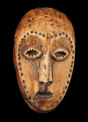 Lega, Dem. Rep. of Congo: A small ‘identity-card’ mask made of ivory. For a top-ranking member (‘Kindi’) of the Bwami Society. - Tribal Art