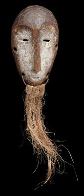 Lega, DR Kongo: Eine kleine Ausweis-Maske, 'Lukwakongo' genannt. Mit Kaolin-Belag und angebundenem Bart. - Stammeskunst / Tribal-Art