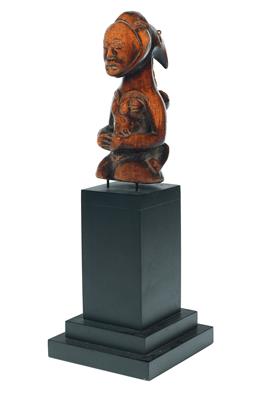 Lumbu, Gabon: A very rare mother and child figure, worn for a long time as a protective amulet. - Mimoevropské a domorodé umění