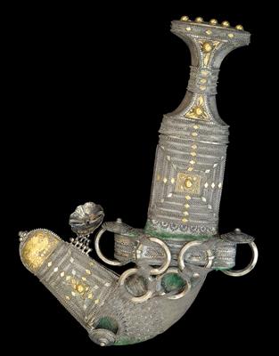 Oman (or Yemen): A curved dagger, ‘Khanjar’ (known as ‘Jambya’ in Yemen) with sheath. Especially luxurious execution in silver and gold. - Mimoevropské a domorodé umění