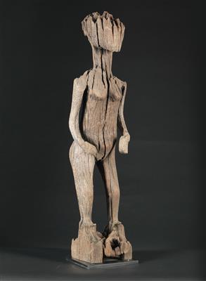 Sakalava, Madagascar: A very old female funerary figure of the Sakalava people, from the western part of the island of Madagascar. - Mimoevropské a domorodé umění