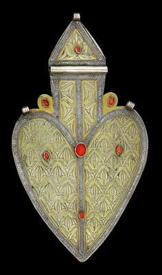 Tekke Turkmens, Afghanistan, Iran, Turkmenistan: A large, heart-shaped (dorsal) braid pendant, called ‘asik’. Made of silver, engraved and gilded, with seven carnelians. - Tribal Art