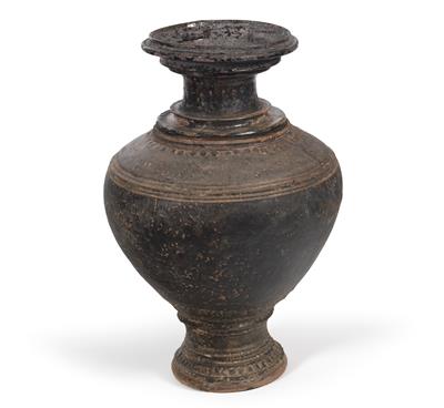 Thailand: Eine große, runde, bauchige Stand-Vase, wohl einst als Vorrats-Gefäß verwendet. - Stammeskunst / Tribal-Art