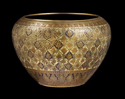 Türkei, Syrien: Ein rundes, osmanisches Metall-Gefäß aus Messing, mit Blüten-Dekor und mehrfarbigem Email verziert. 18./19. Jh.. - Stammeskunst / Tribal-Art
