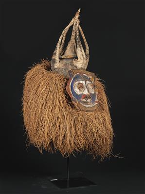 Yaka, DR Kongo: Eine Maske der Yaka, mit hohem Aufsatz, Handgriff und Bast-Krause. - Stammeskunst / Tribal-Art