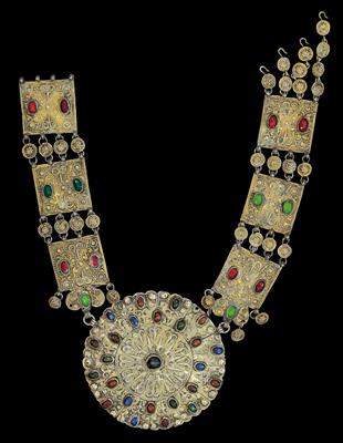 Yomud Turkmens, Afghanistan, Iran, Turkmenistan: A necklace comprising six plates and a round pendant. Made of silver, partly gilded, with gemstones. - Mimoevropské a domorodé umění