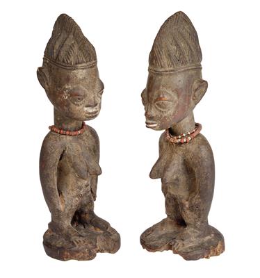 Yoruba, Nigeria: A pair of unusually old twin figures 'Ibeji' (2 items), both female, with heavy traces of ritual offering. Style: Erin, Oyo. - Mimoevropské a domorodé umění