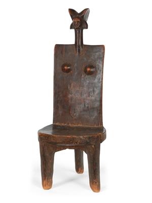 Zaramo oder Kwere, Tansania: Ein dreibeiniger Stuhl, mit hoher Lehne und einem 'Mwana-hiti-Kopf'. Alles aus einem Stück. - Stammeskunst / Tribal-Art