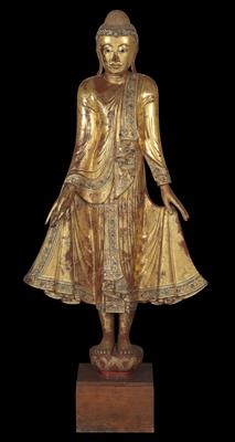 Burma (Myanmar): Eine schöne, große Buddha-Statue, vergoldet und auf einem Lotos-Sockel stehend. Stil: Mandalay. - Stammeskunst / Tribal-Art; Afrika