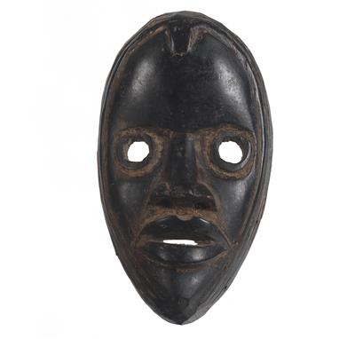 Dan-Diomande, Elfenbeinküste, Liberia: Eine 'Feuerläufer-Maske', auch 'Zakpäi-Maske' genannt, mit runden Augen. - Stammeskunst / Tribal-Art; Afrika