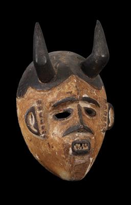 Idoma, Nigeria: Eine typische Idoma-Maske mit zwei, rechtwinkelig nach oben gebogenen Hörnern. - Stammeskunst / Tribal-Art; Afrika