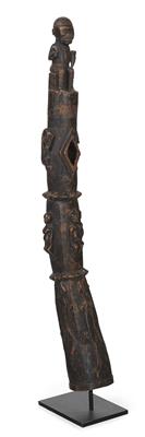 Kongo (auch Bakongo genannt), DR Kongo: Ein altes, großes Querhorn aus Holz, mit einer Königs-Figur oben sitzend und zehn Relief-Darstellungen. - Stammeskunst / Tribal-Art; Afrika
