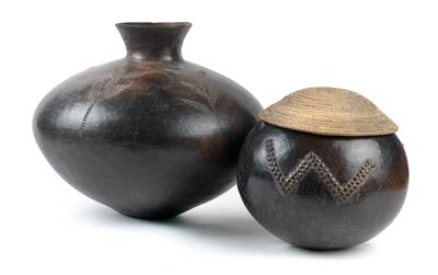 Mixed lot (2 items), Zulu, South Africa: two ceramic jugs for beer (one of them with a plaited lid), both hailing from South Africa. - Mimoevropské a domorodé umění