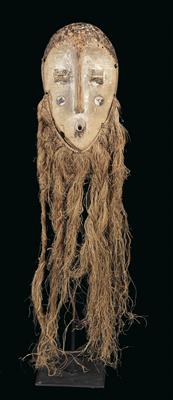 Lega, DR Kongo: Eine Ausweis-Maske 'Lukwakongo', mit angebundenem Faser-Bart. - Stammeskunst / Tribal-Art; Afrika