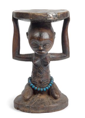 Luba, DR Kongo: Ein alter Häuptlings-Hocker der Luba, mit einer knieenden Frauen-Figur als Karyatide. - Stammeskunst / Tribal-Art; Afrika