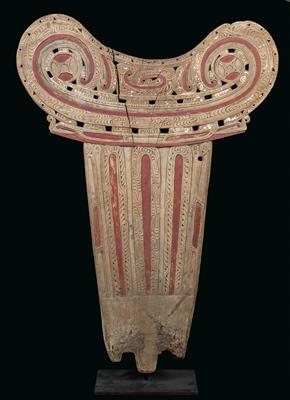 New Guinea, Massim area, Trobriand islands: a large, old ‘splash board’ transversally placed behind the bow of a boat to protect its crew. With the typical decorations of volutes and spirals of the Massim area. - Tribal Art - Africa