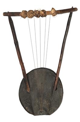 East Africa: Ethiopia, Sudan, Kenya, Uganda: a typical harp (or ‘lyre’), as it is known and played in many areas of East Africa. - Mimoevropské a domorodé umění