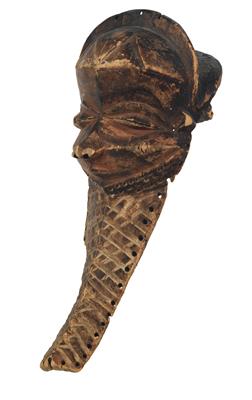 Pende, DR Kongo: Eine sehr alte Scheitel-Maske mit langem Bart, einen weisen, alten Mann oder einen Ahnen darstellend. - Stammeskunst / Tribal-Art; Afrika