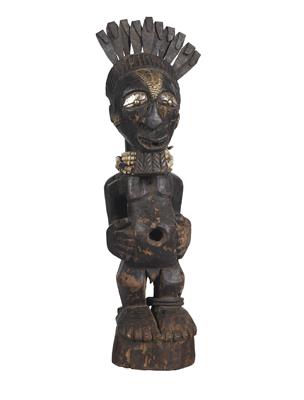 Songye, Dem. Rep. of Congo: An old male ‘Nkisi’ power figure, with metallic decorations. Style: Belande or Kalebwe. - Mimoevropské a domorodé umění