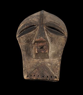 Songye, Dem. Rep. of Congo: An impressive powerful mask of the ‘Kifwebe’ type. - Mimoevropské a domorodé umění