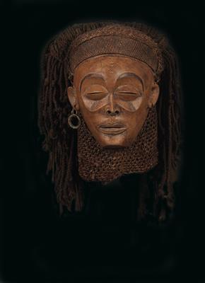 Tschokwe, Angola, DR Kongo, Sambia: Eine Maske, 'Mwana pwo' genannt (das 'schöne Mädchen'), mit Frisur. - Stammeskunst / Tribal-Art; Afrika