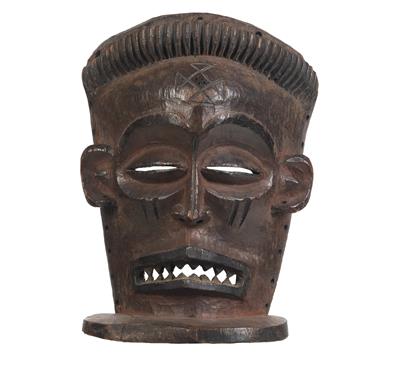 Chokwe, Angola, Democratic Republic of Congo, Zambia: A rare chieftain and ancestors mask of the ‘Cihongo’ type. - Mimoevropské a domorodé umění