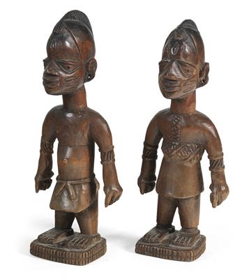 Yoruba, Nigeria: Ein Paar Zwillings-Figuren 'Ibeji' (2 Stücke), beide männlich, mit frei hängenden Armen (selten!). Stil: Ilaro/Egbado oder Awori. - Stammeskunst / Tribal-Art; Afrika