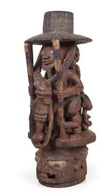 Yoruba, Nigeria: a large, old ‘Epa mask’, with a Janus-faced helmet below, a rider warrior (‘Jagun Jagun’) and 5 additional figures. - Tribal Art - Africa