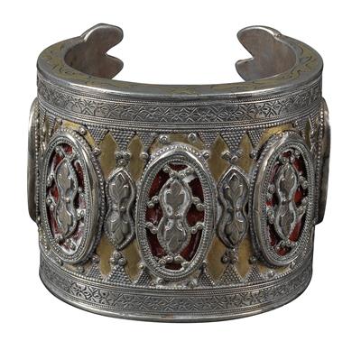 Afghanistan, Kazakhstan: a typical Kazakh bangle. Made of silver, partly gilded and decorated with 5 silver medallions, glass and underlaid in red. - Mimoevropské a domorodé umění