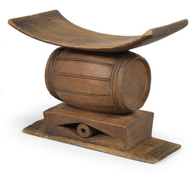 Ashanti, Ghana: an Ashanti stool in extraordinary form: with a barrel as central support. - Mimoevropské a domorodé umění