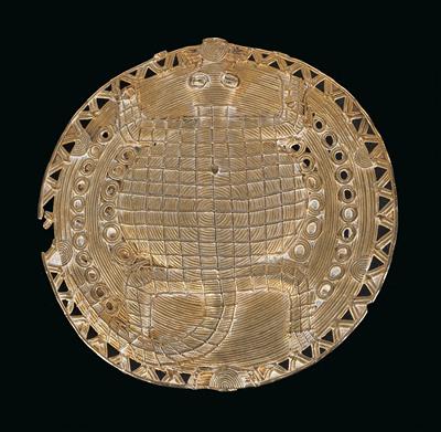 Ashanti, Ghana: a round pendant made of gold, with the representation of a crocodile. - Tribal Art