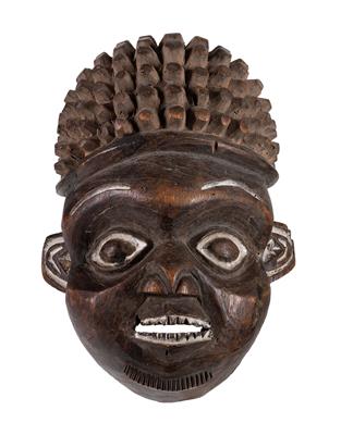 Bamenda, Königreich Oku, Kamerun-Grasland: Eine Stülp-Maske aus der Region Oku im Bamenda-Hochland, NW-Kamerun. - Tribal Art