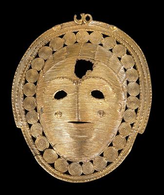 Baule, Elfenbeinküste: Ein oval-runder Anhänger aus Gold, mit der Darstellung eines Gesichtes (oder einer Maske). - Tribal Art