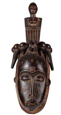 Baule, Elfenbeinküste: Eine große, weibliche Porträt-Maske, auch ‘Mblo-’ oder ‘Ndoma-Maske’ genannt. Mit einem Zier-Kamm oben. - Tribal Art