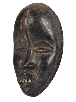 Dan, Ivory Coast, Liberia: a small ‘passport mask’ in the style of the ‘Deangle masks’ of the Dan. - Mimoevropské a domorodé umění