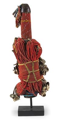 Fali, Kamerun: Eine sogenannte ‘Fali-Puppe’, reich mit Glasperlen-Ketten, Kauri-Schnecken und Münzen geschmückt. - Tribal Art